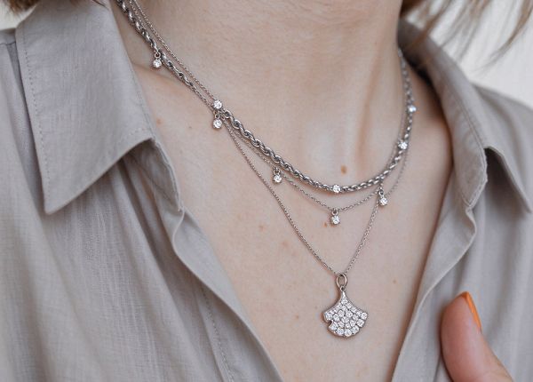 Necklaces with Round Diamonds Necklaces with Round Diamonds